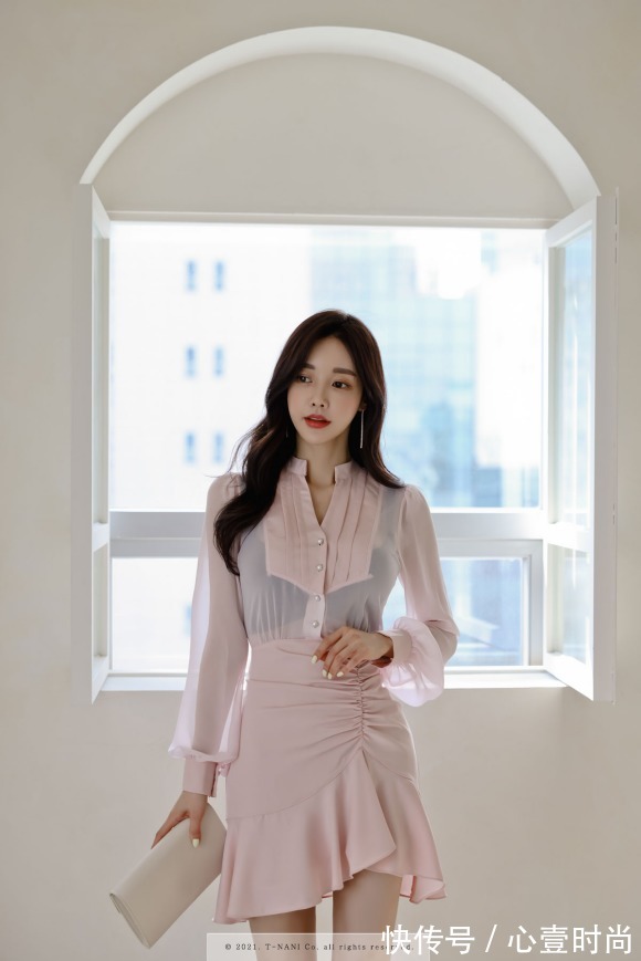 时尚|女神孙允珠时尚搭配:初恋春荷淡雅馨粉微透百褶裙