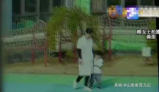 孩子突然不愿意去幼儿园，在嘴里嘀咕“一个人”，家长蹲守后怒了