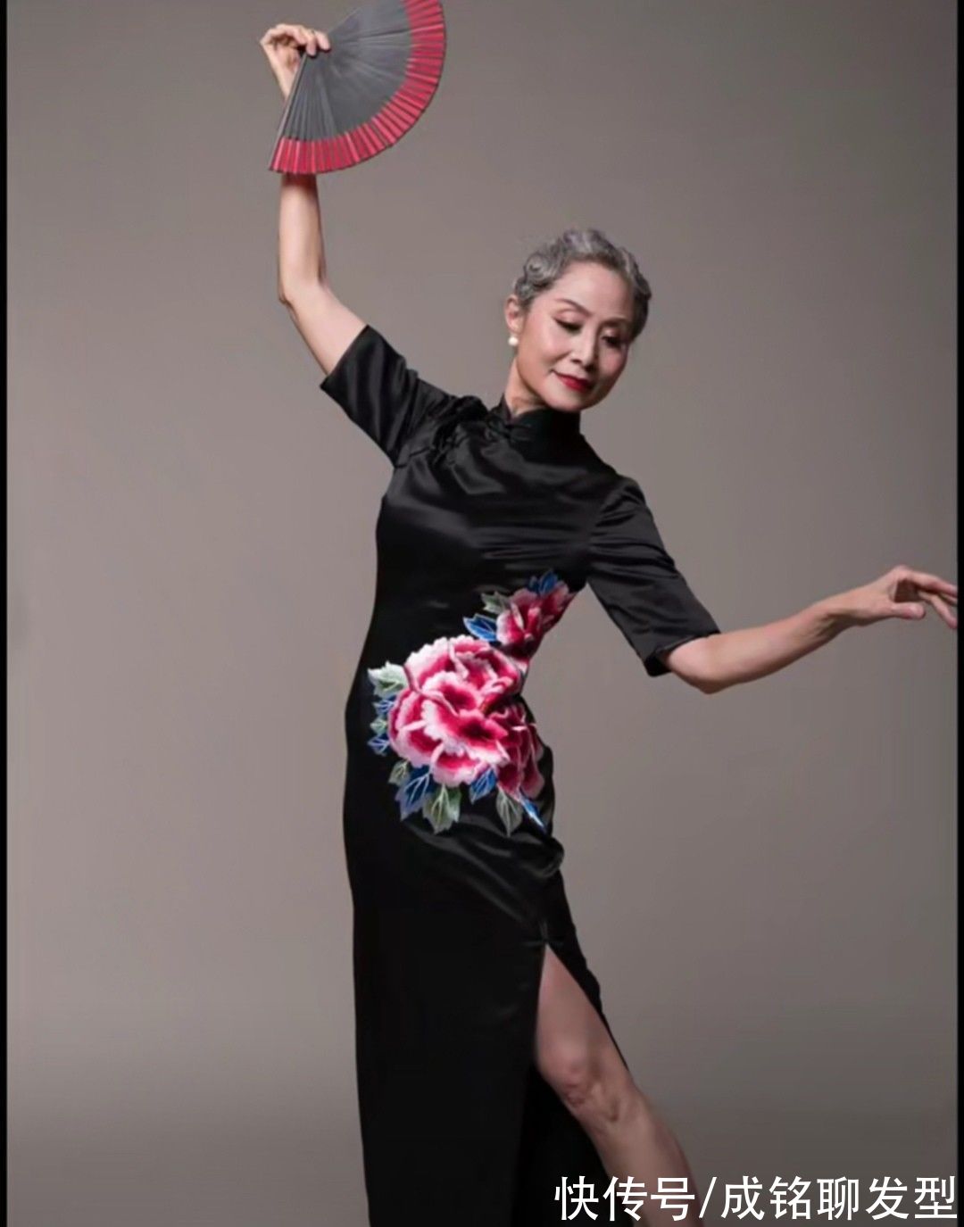 穿搭|头发变白满脸皱纹又怎样？70岁奶奶穿牛仔踩高跟，时尚不输年轻人