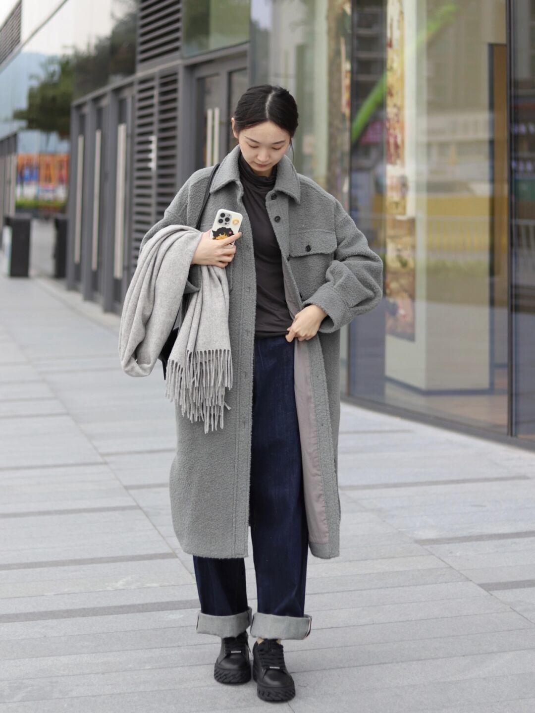 牛仔裤|普通女生也能够穿出时尚感,浅紫色短款羽绒服+怀旧感牛仔裤,干净又整洁!