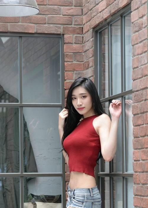 拢胸 背心拢胸收腰露脐的设计,展示出诱人的腰线,搭配牛仔短裤更美