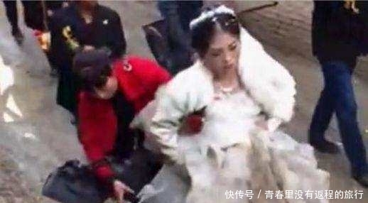 天新娘|大雨天新娘穿着婚纱走在泥巴路上, 新郎好尴尬,群众情绪失控