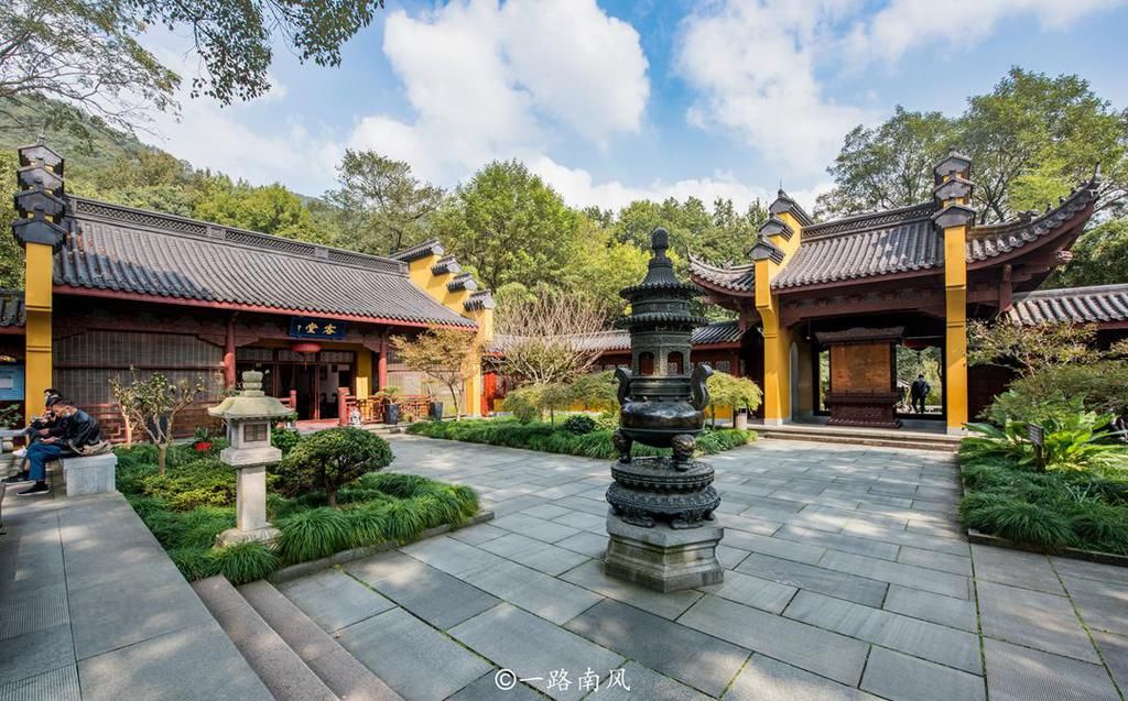 杭州灵隐寺人从众，旁边千年古寺却游客不多，内有佛像重3.8万斤