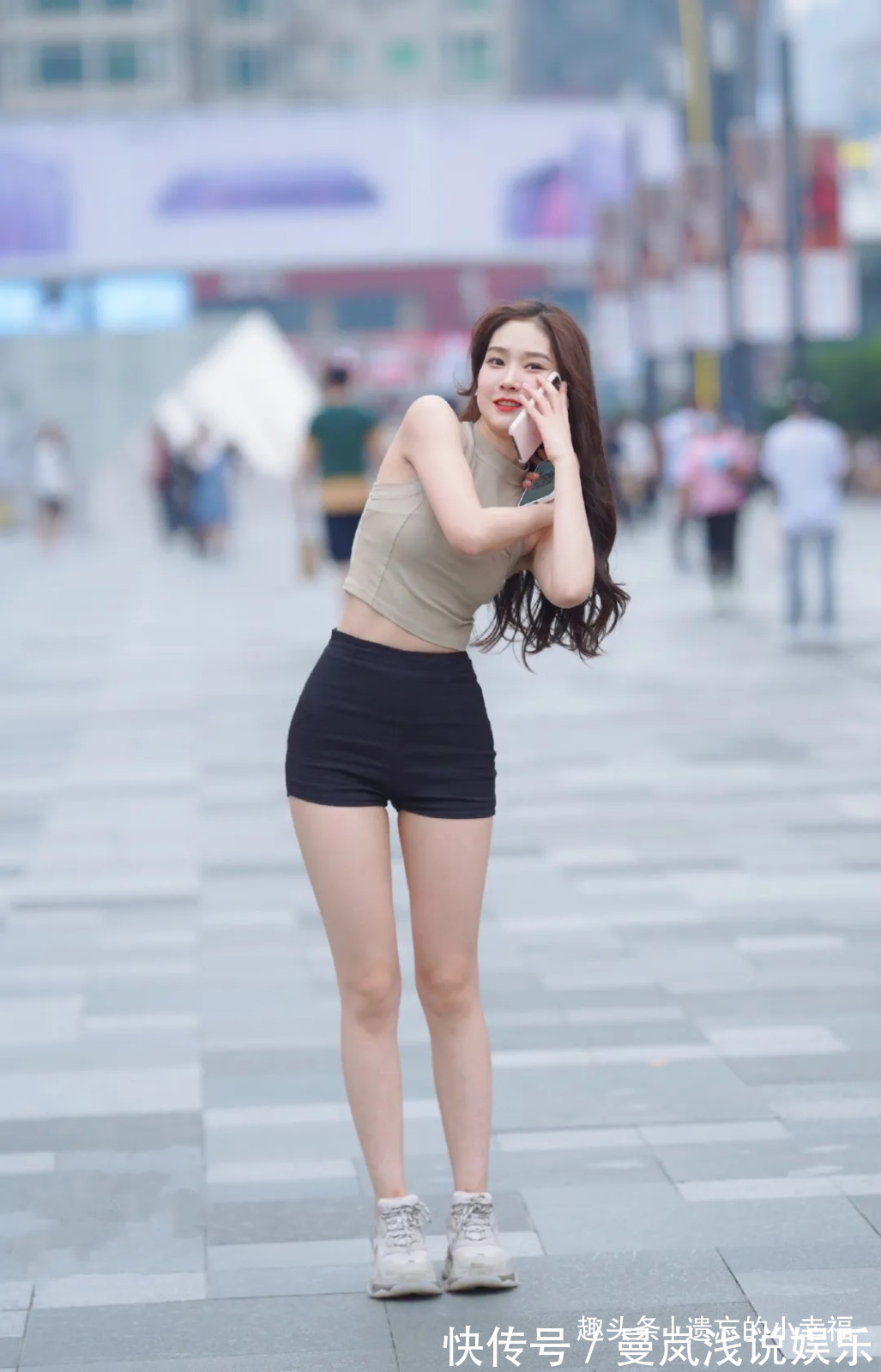 女生 短款挂脖上衣,搭配同款潮裤,时尚青春魅力十足