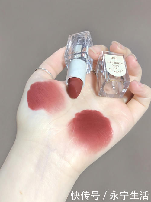 耳机|18岁女孩的包包里到底藏着什么?揭秘啦!