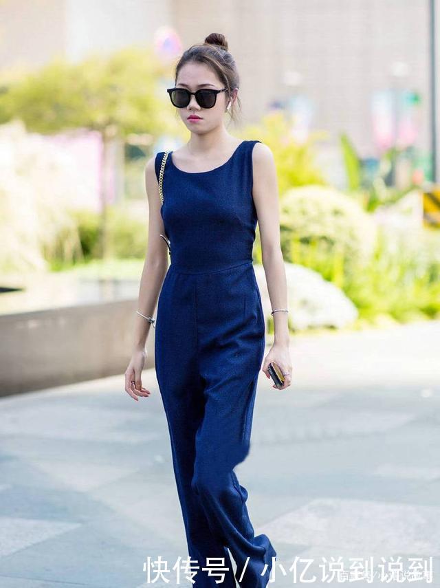 一袭蓝色连体裤,气质美女端庄优雅,给人神清气爽的感觉