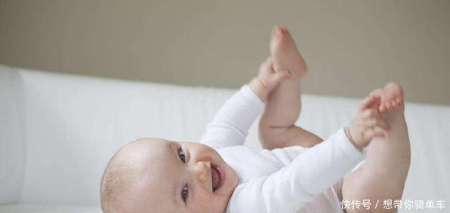 婴儿|婴儿熟睡时常常举起小手,你以为这是在投降,其实原因很简单!