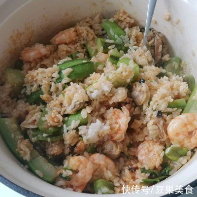 快手|简单快手又下饭的丝瓜海鲜煲仔饭，吃起来那叫一个香
