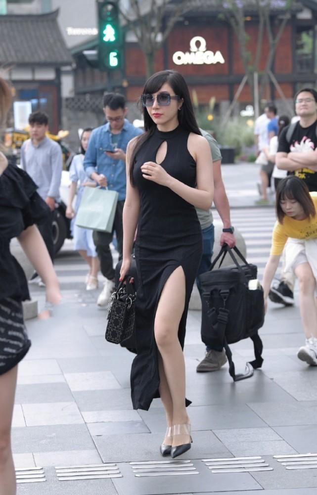 街拍美女:成熟小姐姐穿“黑色美裙”,贵妇的时尚气质一览无遗