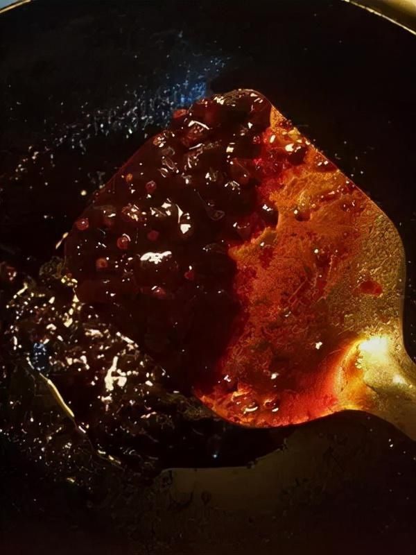 冬日暖暖的早餐:酱香饼、咸鸭蛋,搭配香菇瘦肉粥