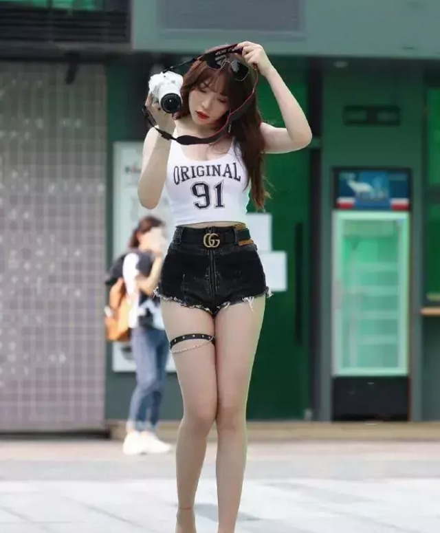 组合|美女街拍:气质短裤姐妹花,气质非凡,明亮十足