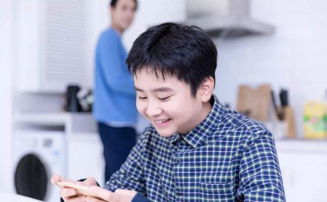 普及|孩子几岁才能给配手机教育专家这个岁数最好,别太早也别太晚