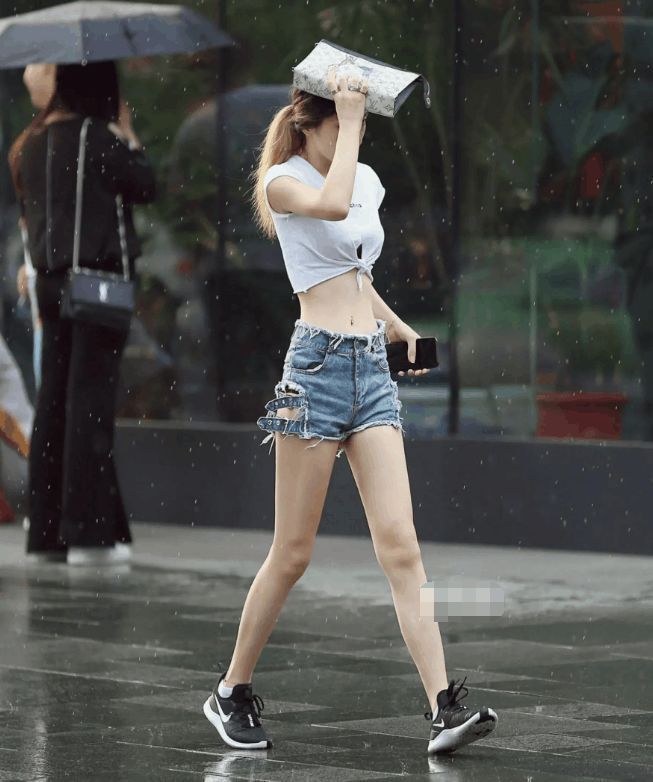 个性时尚的美女街拍优雅洋气的美女,秀出迷人曲线