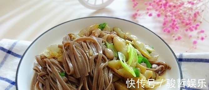 夏季，这是我吃不腻的午餐，就一盘，顶饱低脂又营养，错过等一年