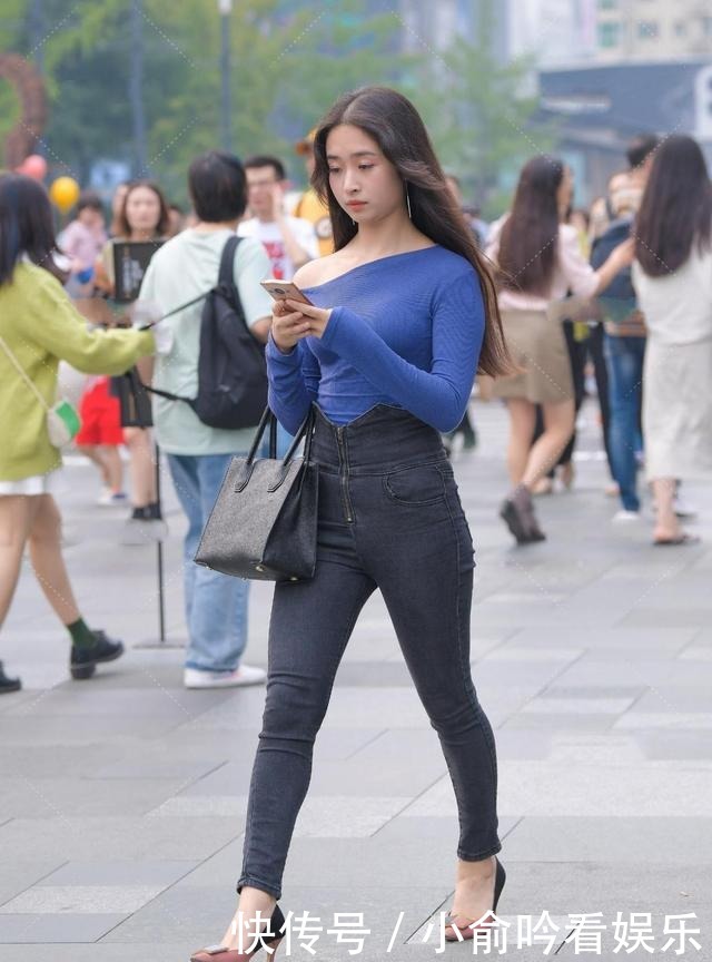 气质|蓝色针织设计感上衣,搭配超高腰牛仔铅笔裤,女人高级气质