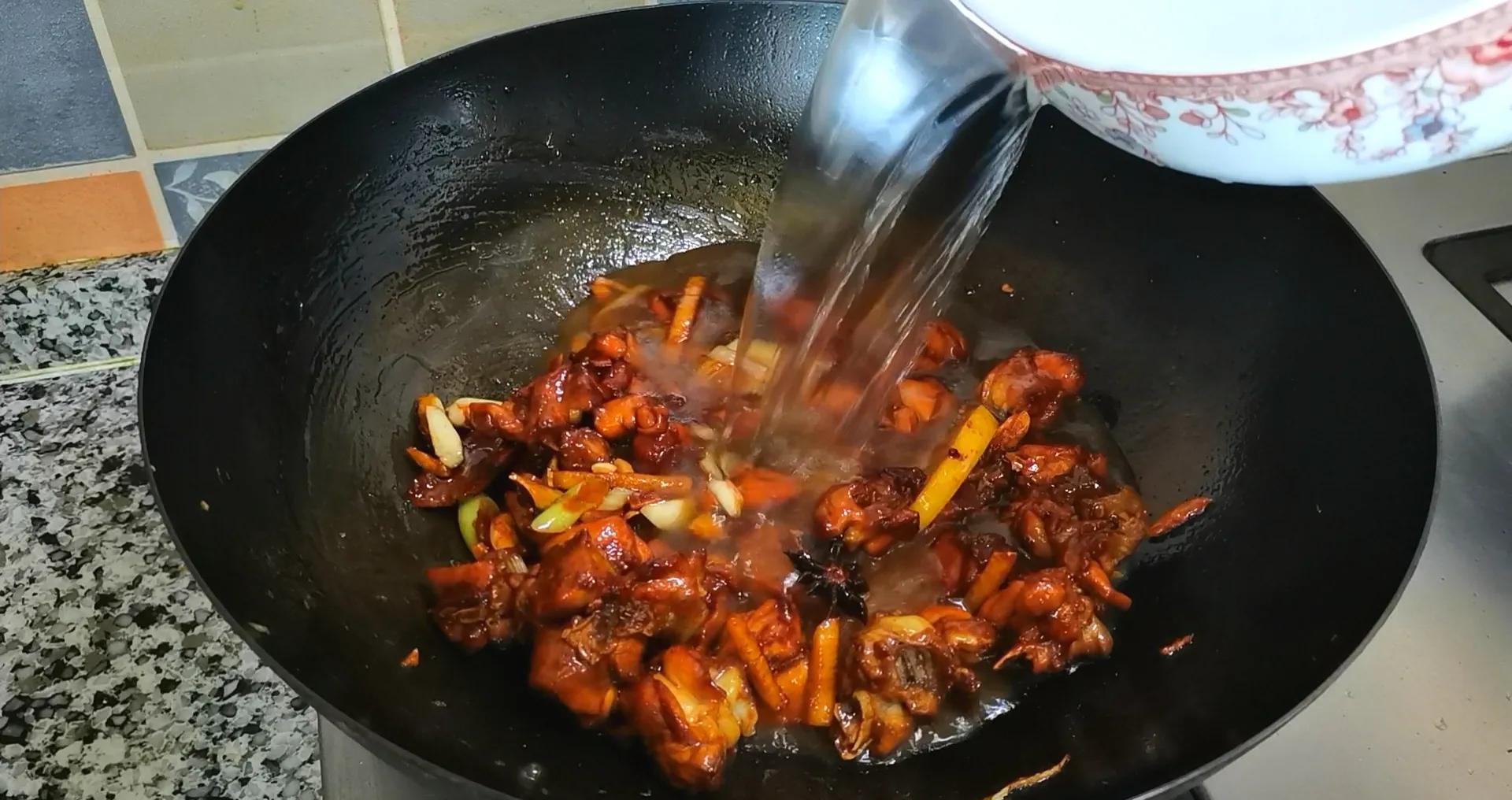 鸡腿炒刀削，家人都说香，做法简单，入味又劲道，有面有菜有主食