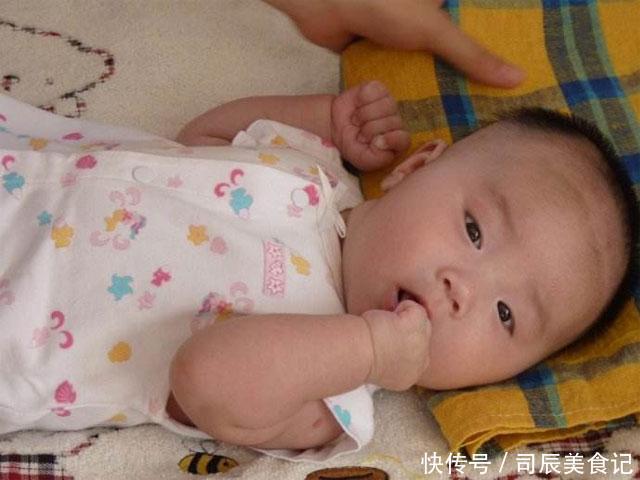 宝宝两岁前有三种行为,证明很聪明,家长偷乐吧,别盲目阻止