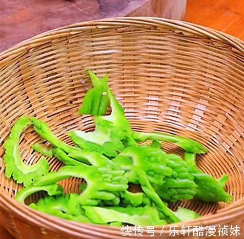 营养健康|清炒苦瓜简单好做,清爽去火,营养健康还没有苦味,很多人不知道
