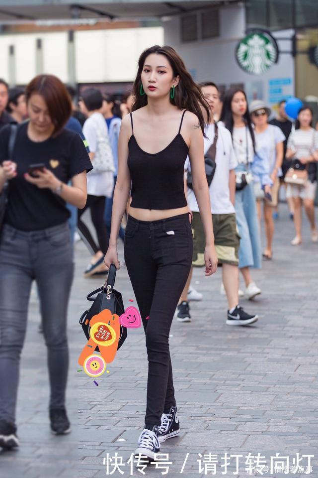  牛仔裤|时尚穿搭黑色吊带上衣+黑色牛仔裤，这样穿搭显腿长