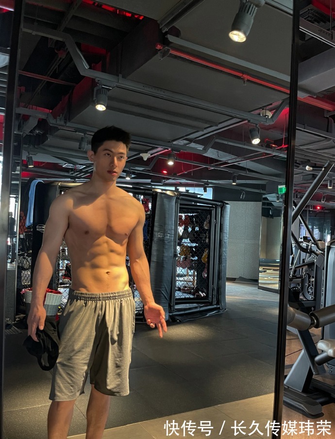 健身|满身肌肉的杭州大男孩,精致帅气,健身锻造出漂亮胸肌人鱼线!