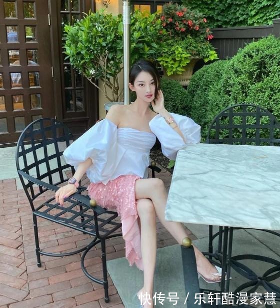 圣诞大战|她因坐詹姆斯身边爆红,模特身材明星颜值,脱下口罩美艳