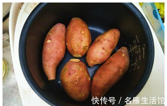 红薯|把一堆红薯扔进电饭煲，不加一滴水，不用烤箱，出锅比烤的还好吃