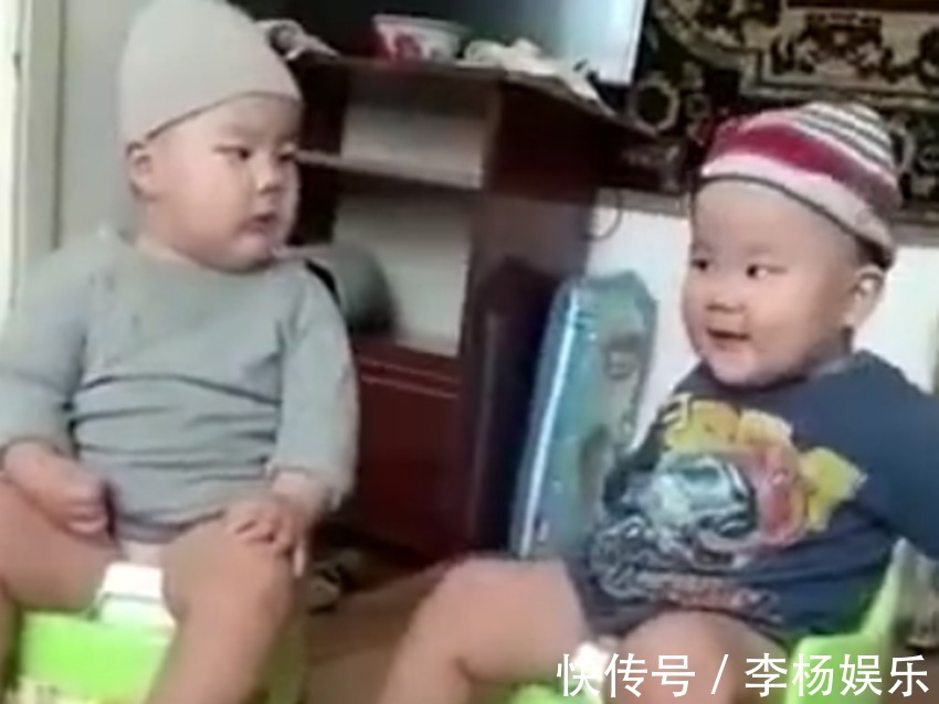 词汇|两个小宝宝“聊天”聊得不亦乐乎,网友像极了村口唠嗑的老大爷