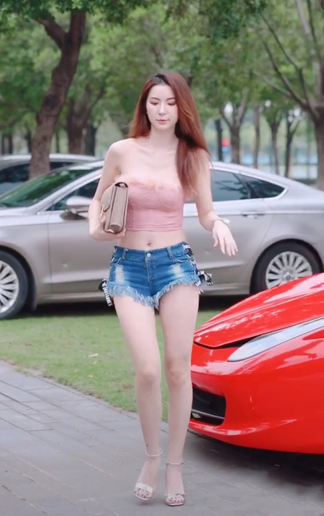 街拍：成熟性感的小姐姐，身材丰腴妩媚动人，尽显十足魅力