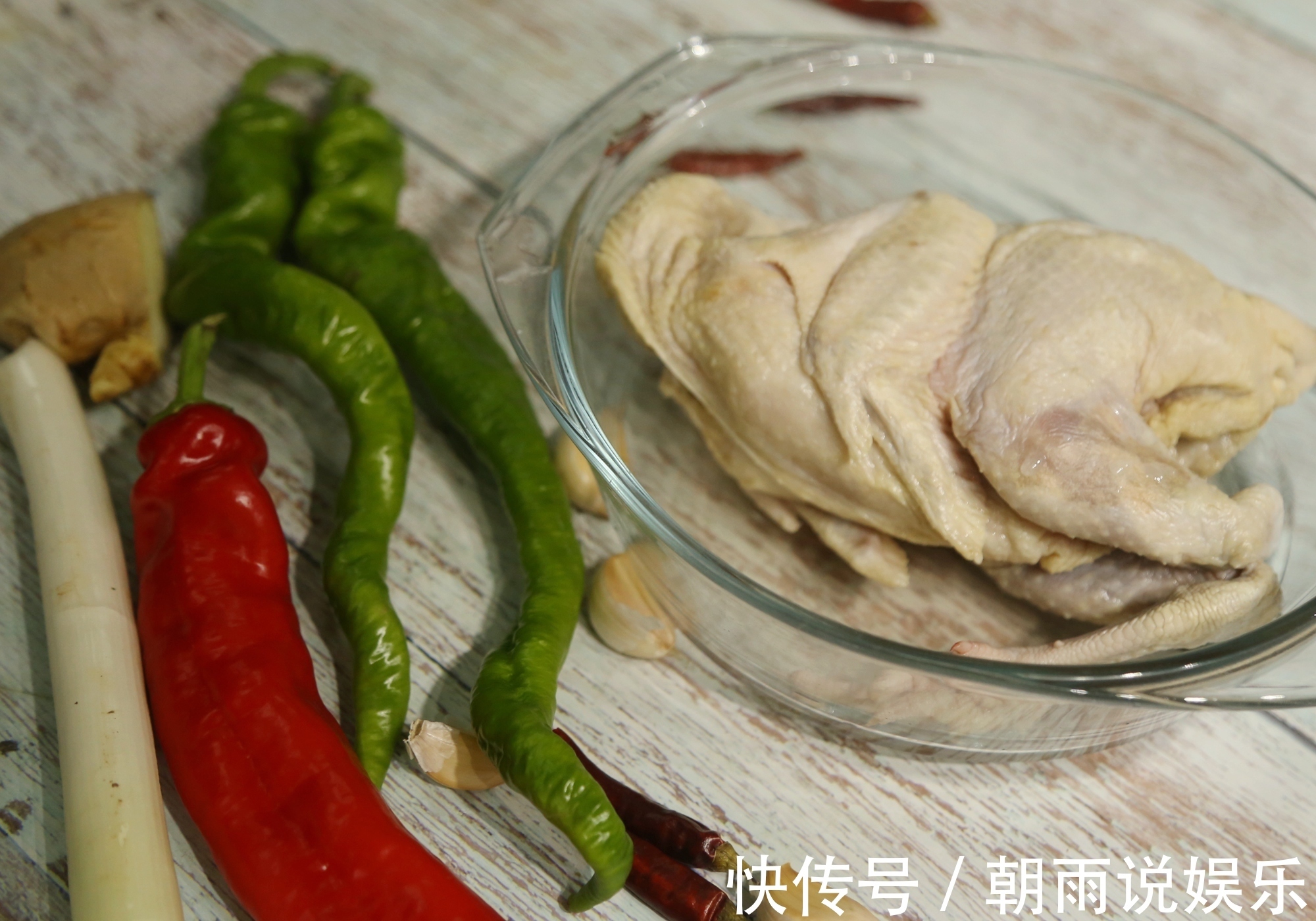 换个方法吃鸡!比辣子鸡好吃10倍,一整只鸡连骨头渣渣都嚼了!