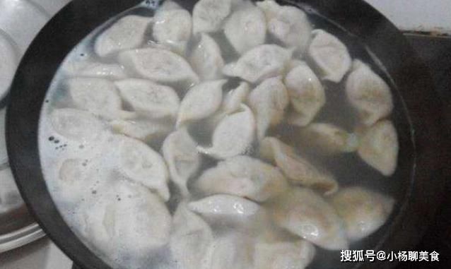 好吃|煮饺子时，不可水开就下锅，多加1步，饺子好吃还不破皮