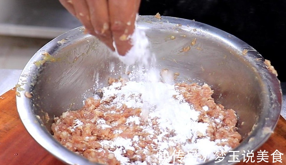 红烧狮子头的正确做法,调肉馅是关键,软烂入味,一盘都不够吃!