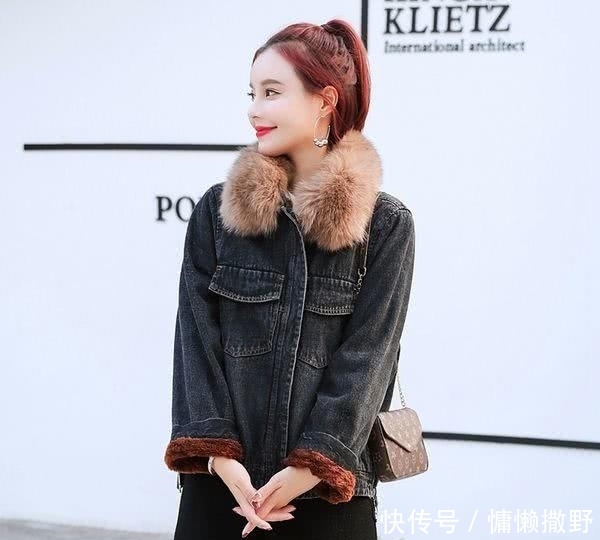 怕冷的女人别再穿羽绒服,如今流行:羊羔绒+萝卜裤