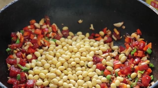 黄豆不再打豆浆了，教你1个新吃法，下酒下饭，比红烧肉还香