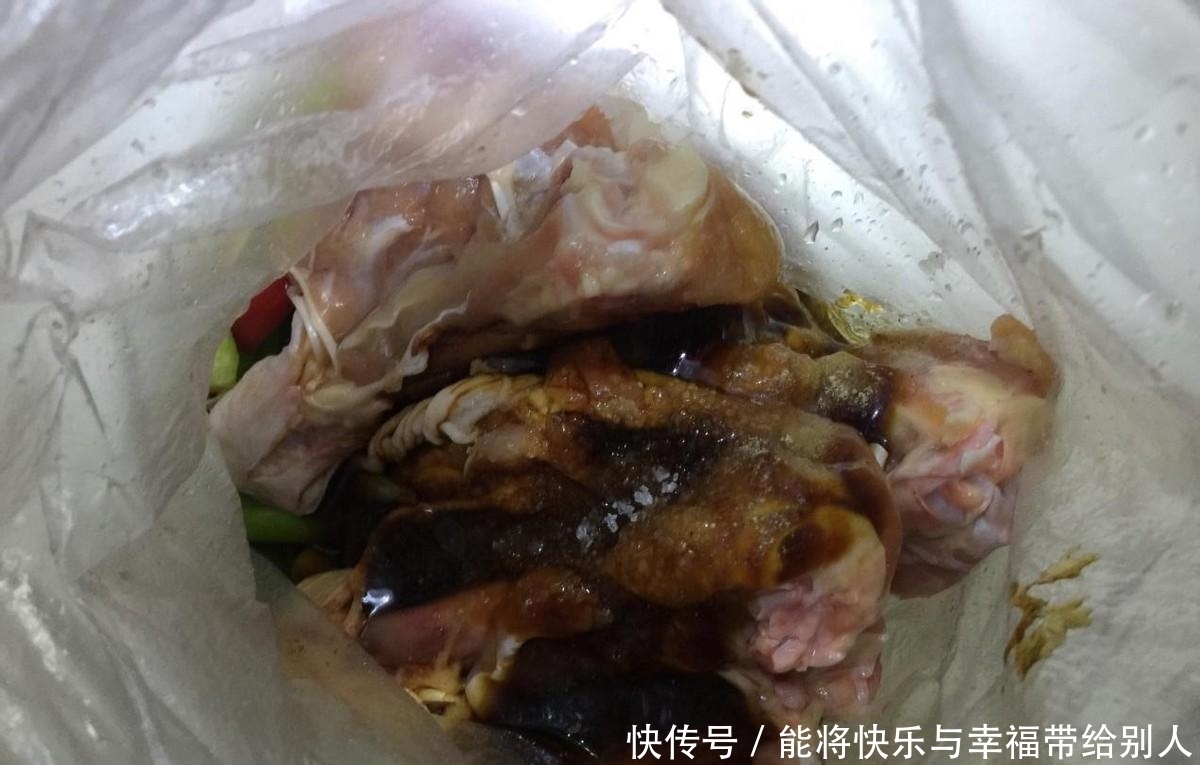 好吃到舔盘的椒味鸡腿，刚烤好，满屋都是香味，全家都爱吃