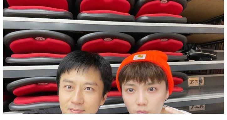 邓超鹿晗先后晒出球场自拍照,“父子”俩越长越像