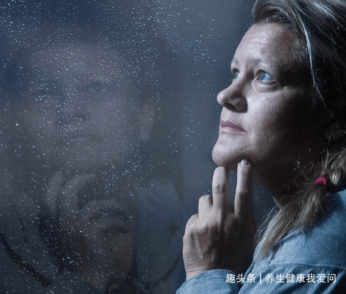 骨质疏松|50岁的女性开始进入更年期，面对这道坎儿，如何更好地治愈自己呢