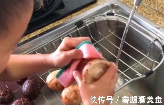 积极性|爸爸让儿子洗香菇,萌娃直接“抛光”,爸爸在一旁哭笑不得