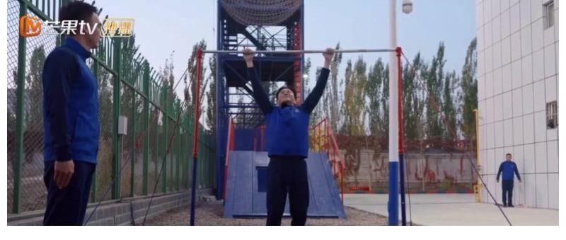 张智霖陈小春做引体向上,网友:标准的“架势十足、实战不行”