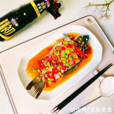夏日|两块钱搞定一道家常美食#夏日开胃餐#清蒸鲫鱼鲜红汁