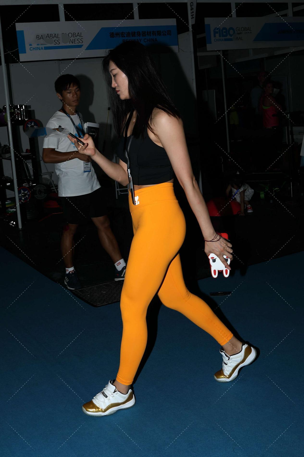 运动|黑色修身运动背心, 搭配姜黄色修身弹力裤, 两种颜色的碰撞