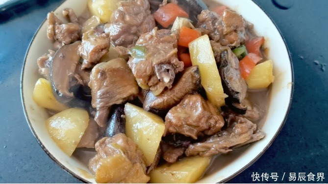 黄焖鸡米饭,必须会做的一道菜,口感鲜嫩香味浓郁多吃三碗饭