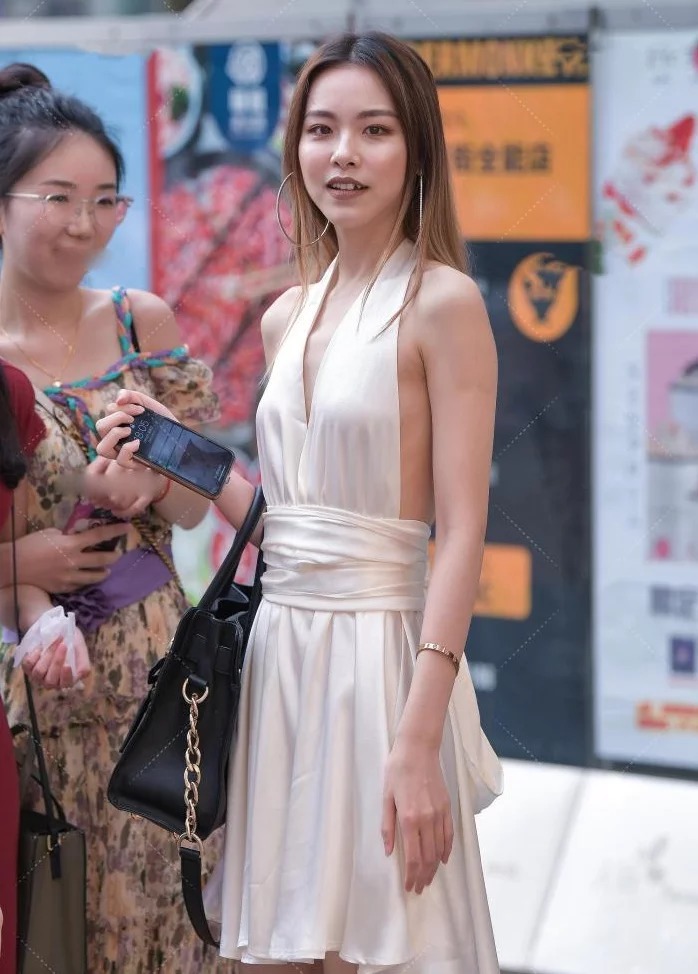 连衣裙|高冷小姐姐穿“连衣裙”,拖着两条尾巴就上街了