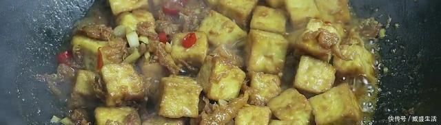 豆腐里加3个鸡蛋,不用面粉,不用油炸,上桌孩子抢着吃,解馋