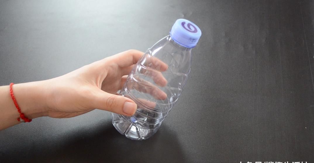 塑料瓶别再扔了, 改造一下, 秒变清洁神器, 解决了家家户户的难题