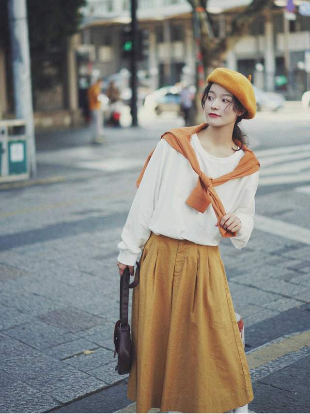 穿搭|今年秋天流行这样穿，看完你就学会了，T恤叠穿也可以那么美