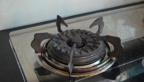 煤气灶台|厨房灶台怎么洗干净？教你不用一滴水，轻松去除灶台油污，真管用