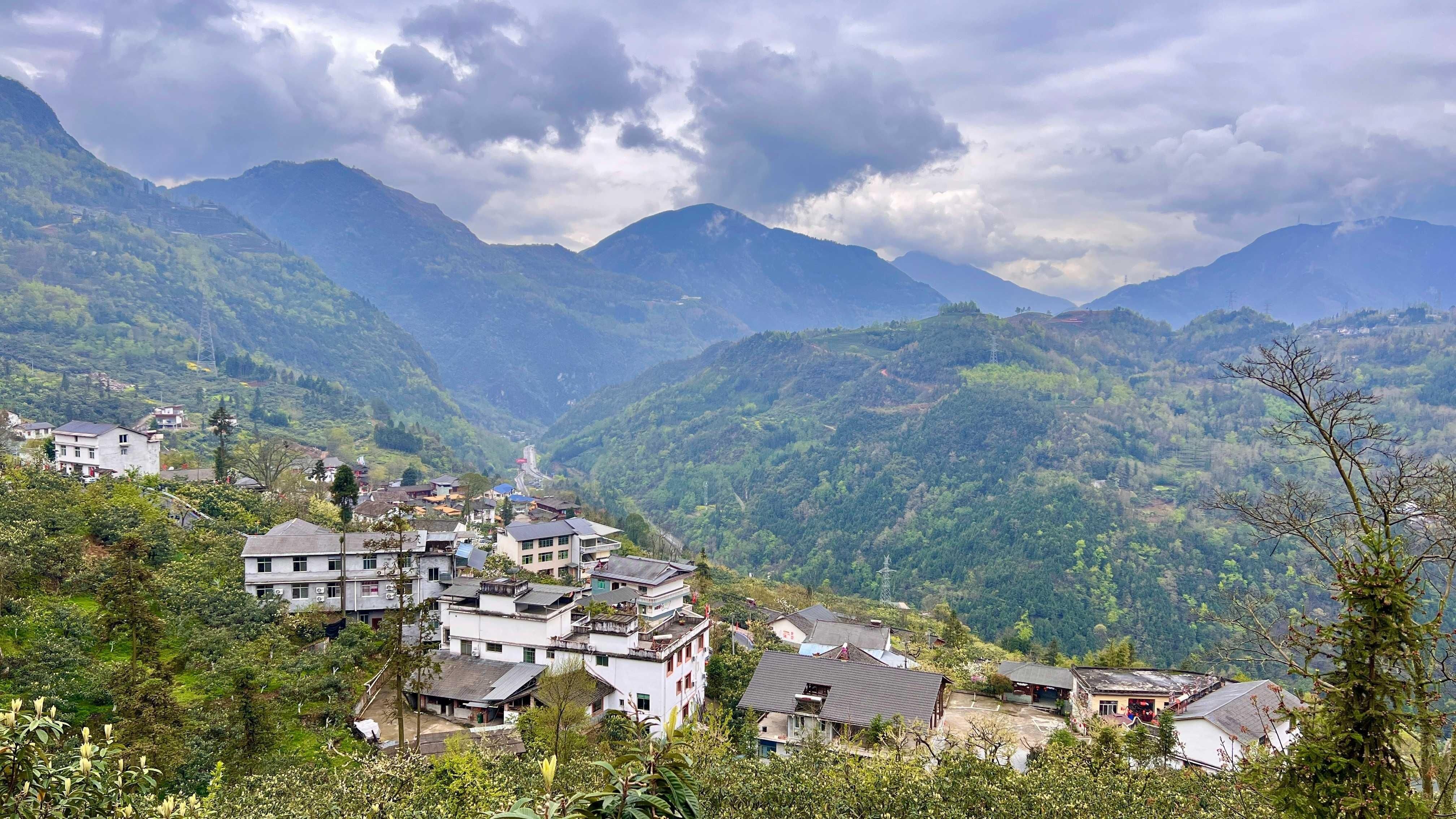 我们的家园｜四川石椅羌寨：群山环绕 峰峦叠翠