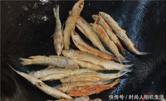 油温|煎鱼时，一定记得不要马上下锅煎，学会2个要点，鱼不粘锅不破皮