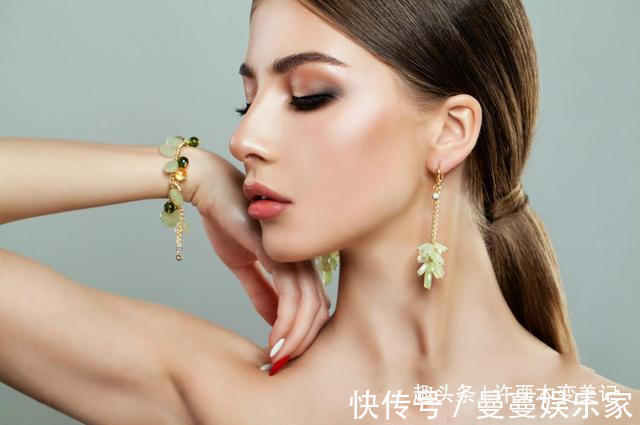 手镯 女人戴手镯还是手表好看三个理由告诉你,别再戴错让人笑话