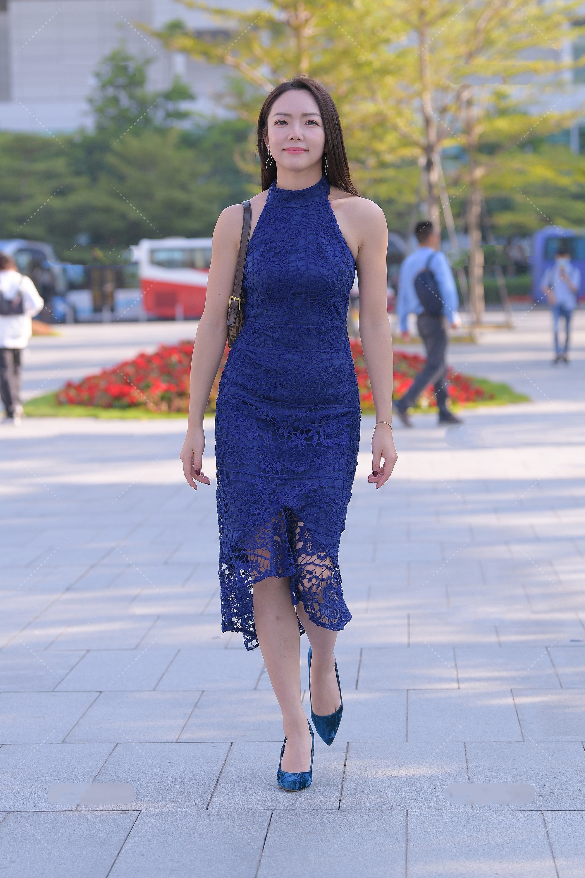 大方|美女街拍:长款连衣裙,优雅大方,自带时尚气场